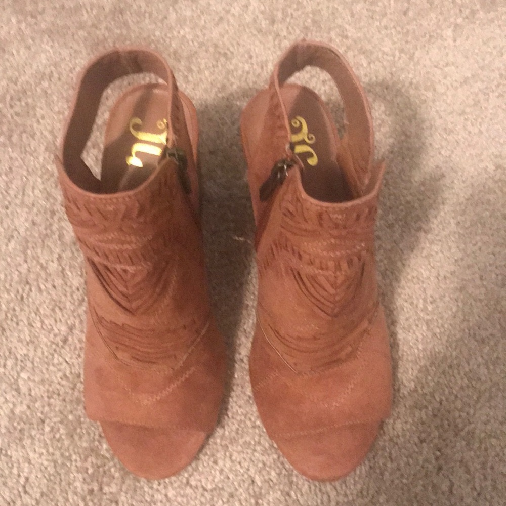Peep toe sandals